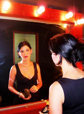 20080819000036-yamilethespejocamenrino1.jpg